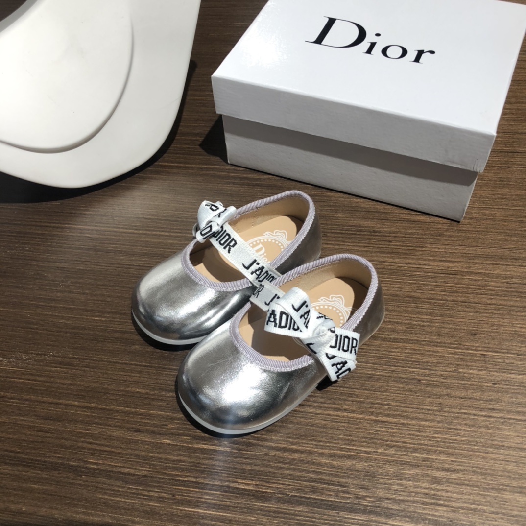Children's shoes child